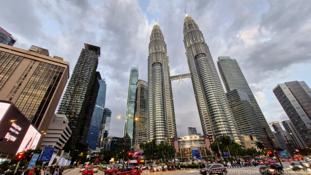 Las torres petronas desde la base