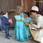 Aladdin y Jasmine a la altura de los peques firmando el libro