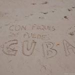 Cuba con niños escrito en la arena