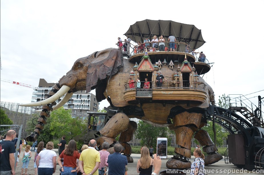 El famoso elefante de Nantes en el que caben varias decenas de personas y que se pasea por la explanada de la Isla